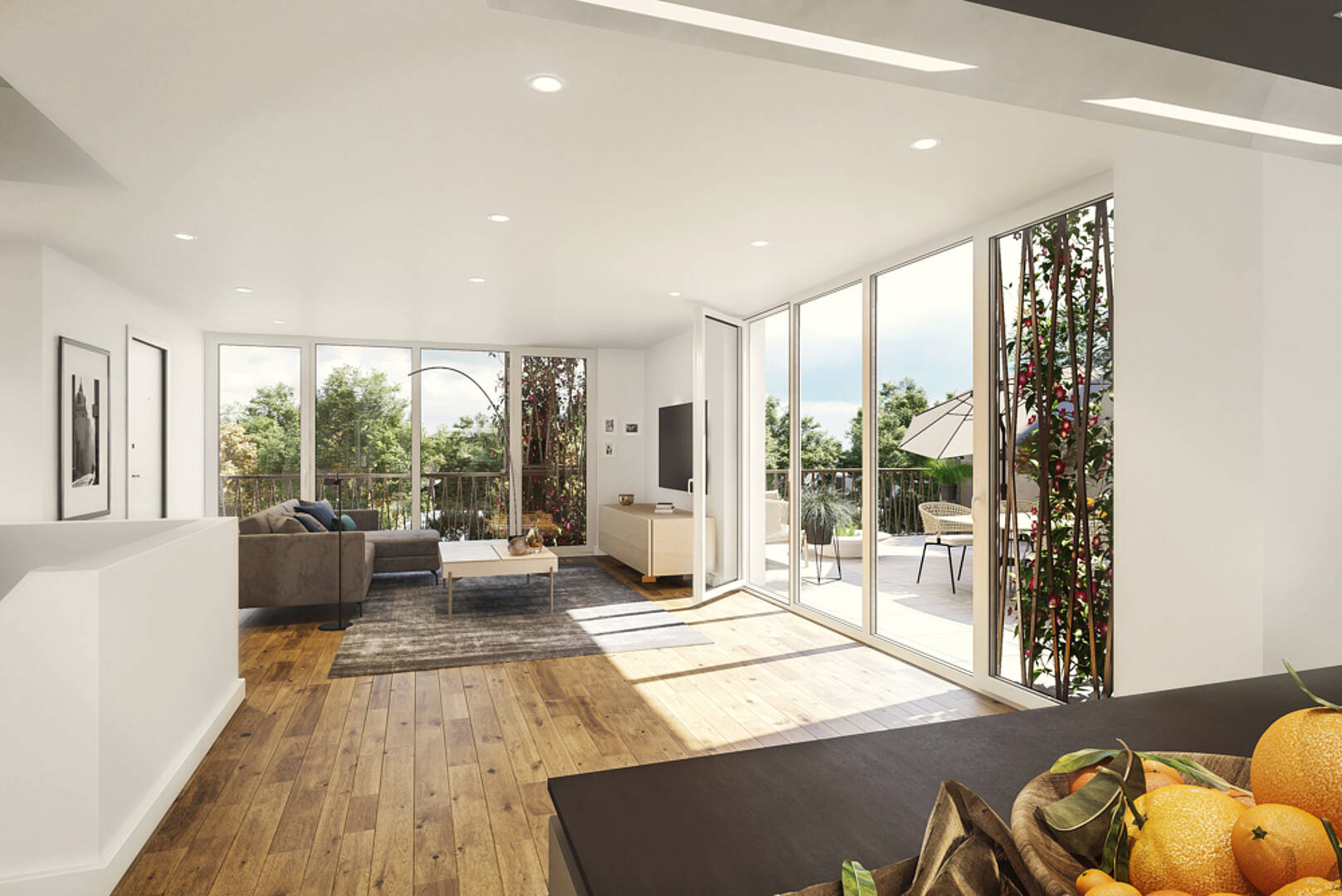 Helles, modernes Wohnzimmer mit großer Fensterfront und Terrasse