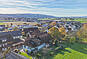 Luftaufnahme einer Stadt- und Uferlandschaft
