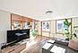 Heller Wohnraum mit Panoramafenstern