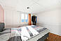 Helles Schlafzimmer mit Balkonzugang