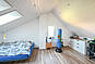 Helles Schlafzimmer mit Dachschrägen und Einzelbett