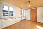 Heller leerer Wohnraum mit Holzdecke
