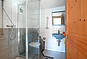 Modernes Badezimmer mit Dusche und Waschbecken