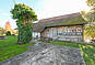 Einfamilienhaus mit Natursteinfassade und Satteldach