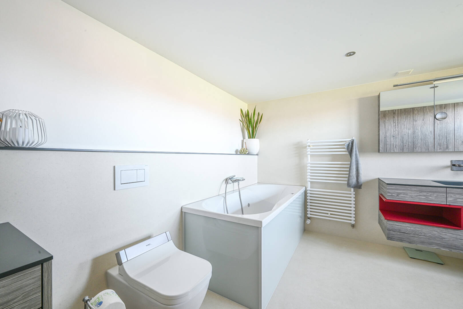 Modernes Badezimmer mit Badewanne und Waschtisch