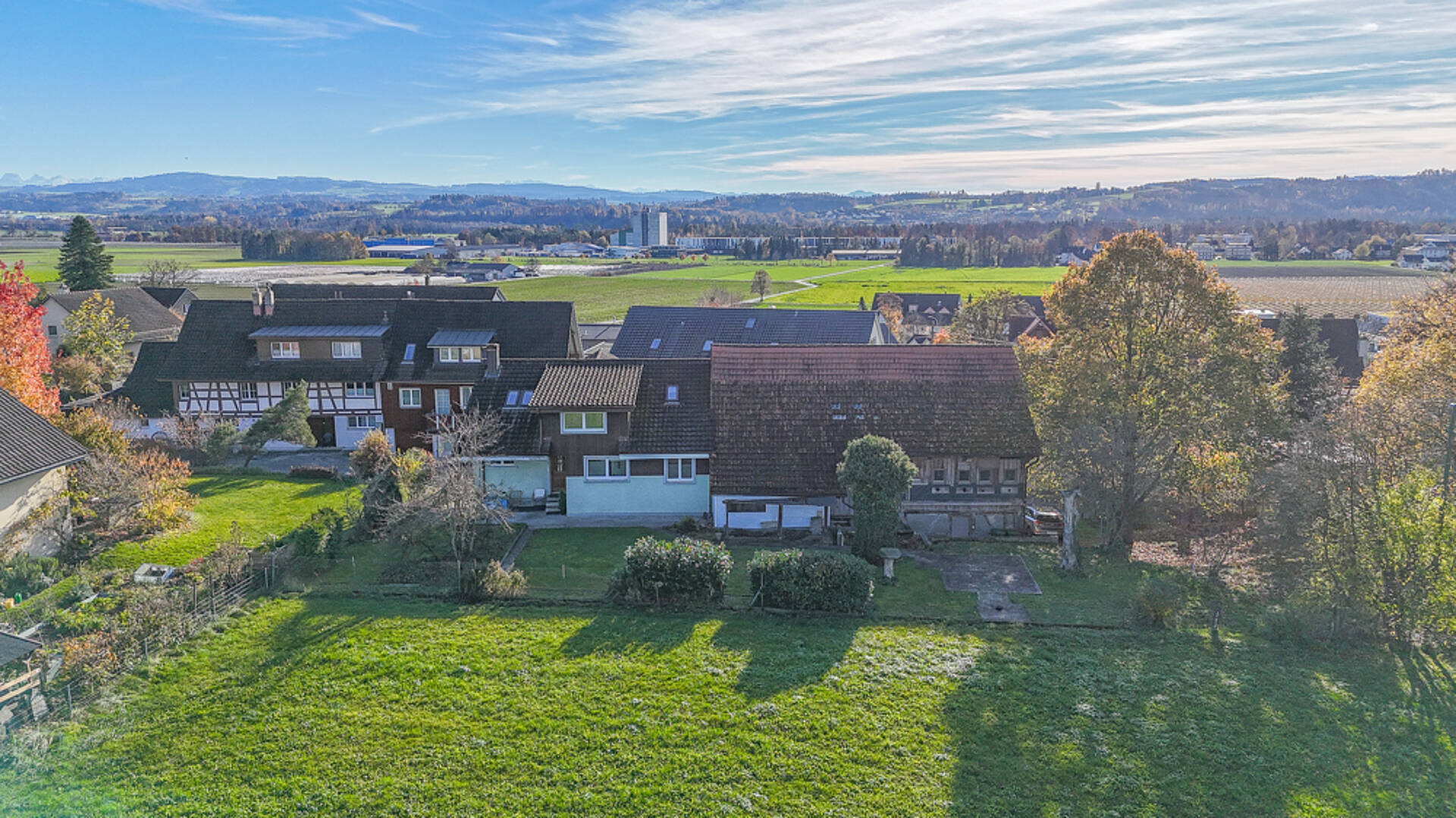 Landschaftlicher Ausblick über Wohnhäuser