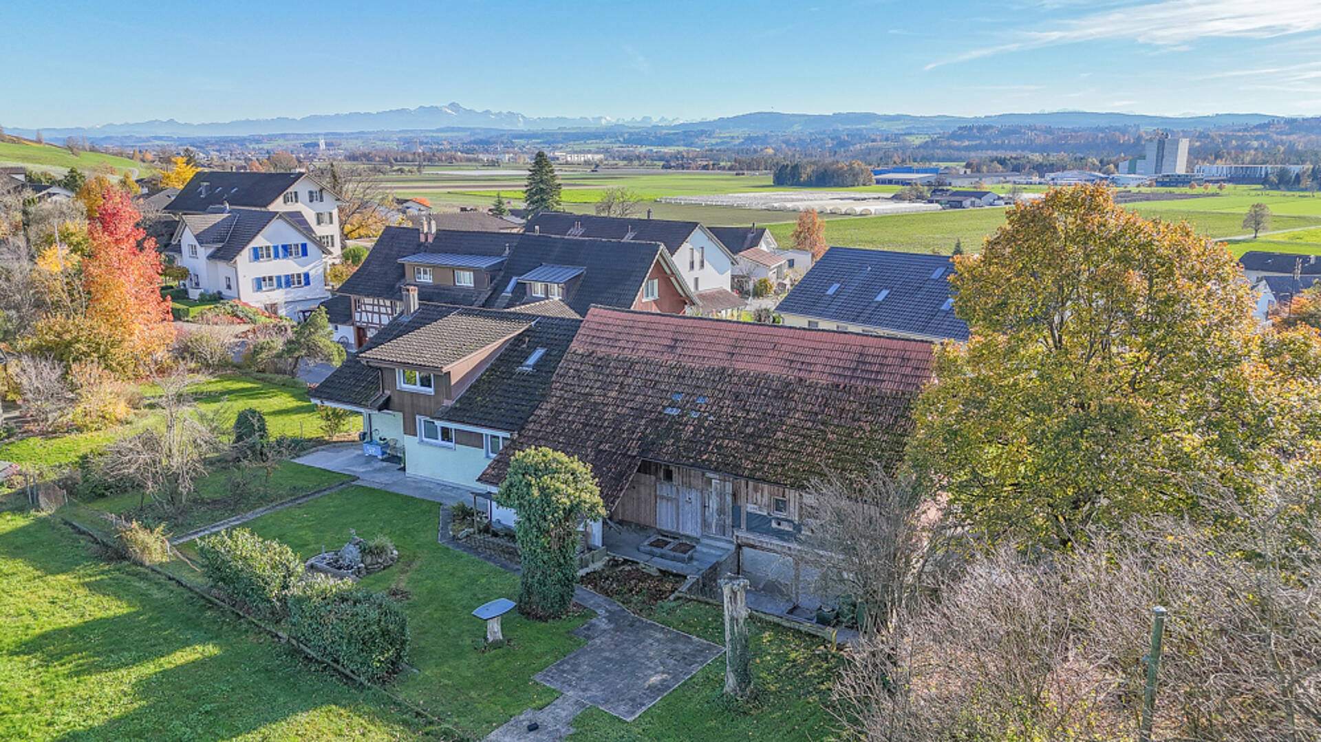 Ländliche Wohnsiedlung mit Garten und Alpenblick