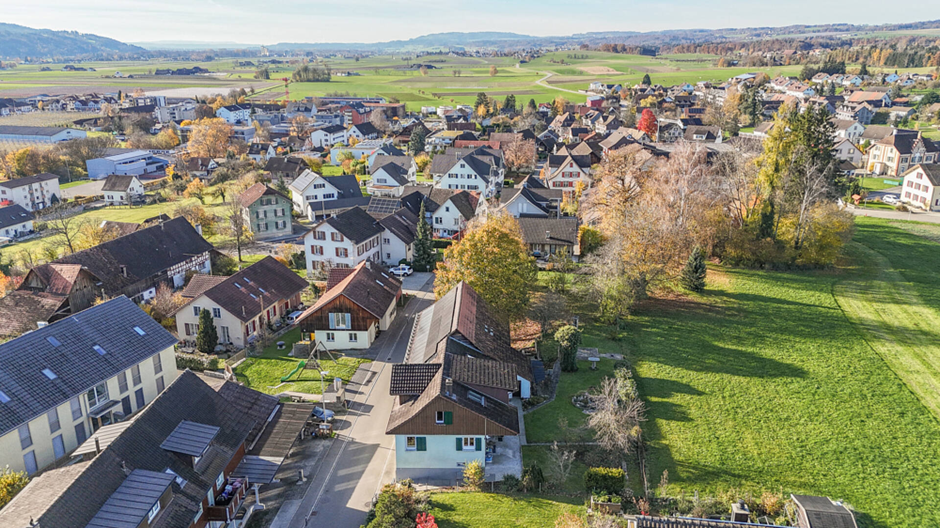 Luftaufnahme eines Wohngebiets im Grünen