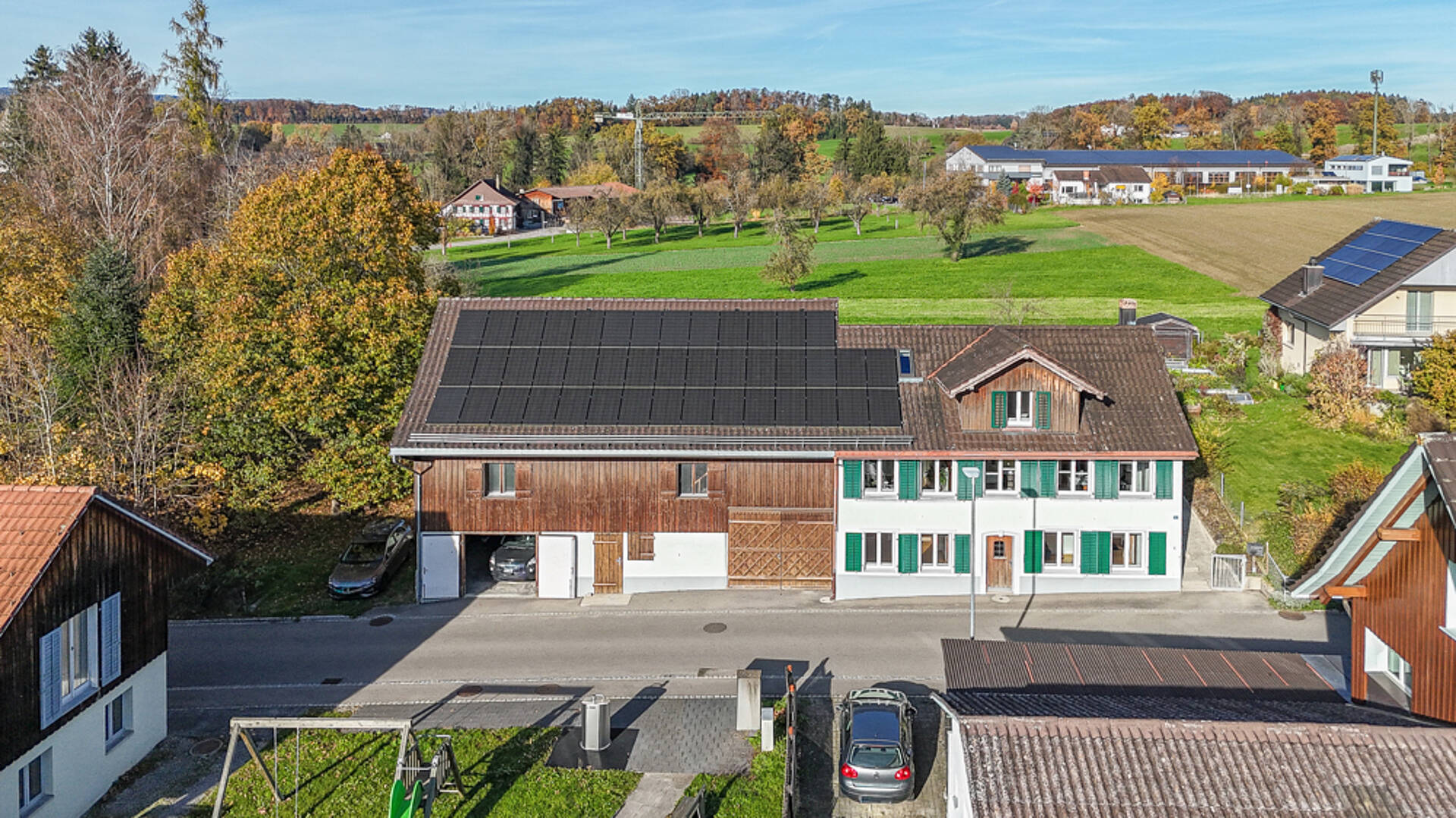 Luftaufnahme eines ländlichen Wohngebäudes mit Solardach