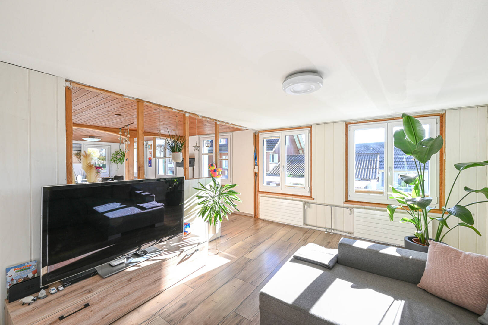 Helles Wohnzimmer mit großen Fenstern