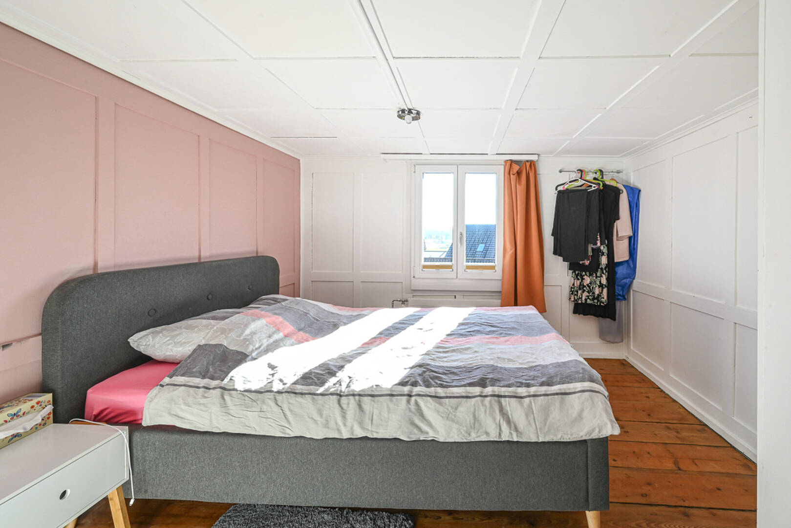 Helles Schlafzimmer mit Kleiderschrankstange