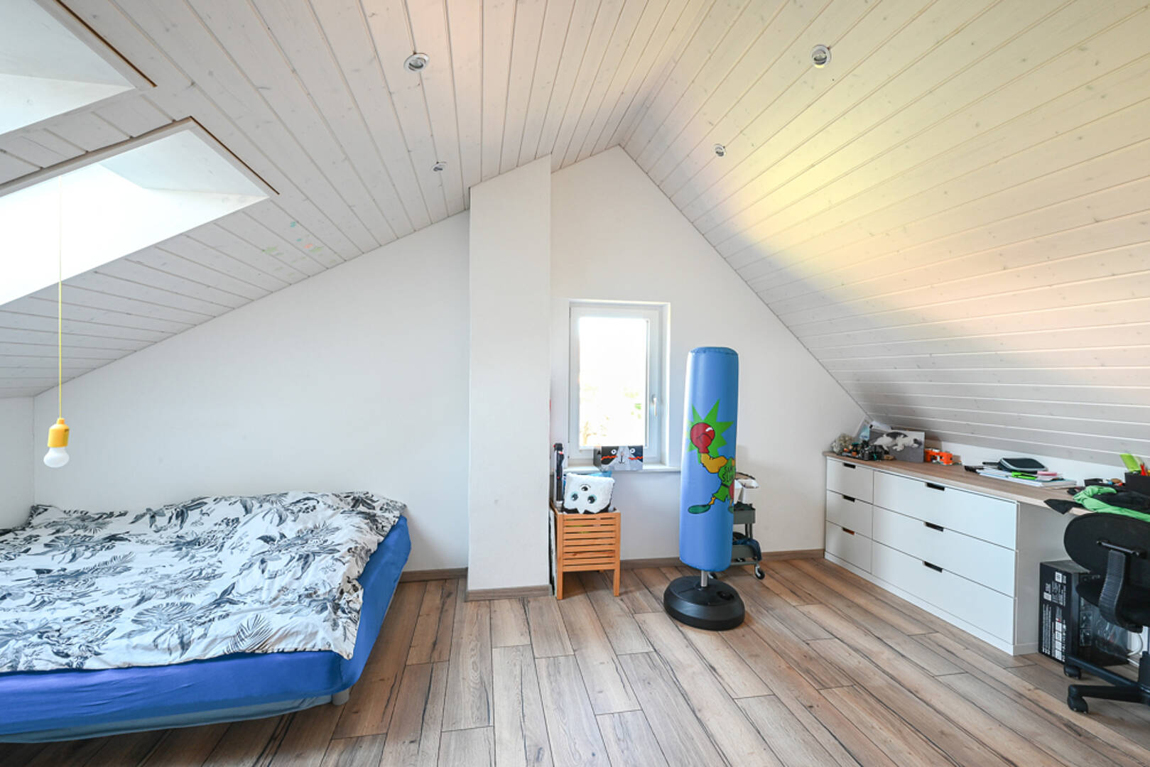 Ausgebautes Dachzimmer mit Schlafbereich