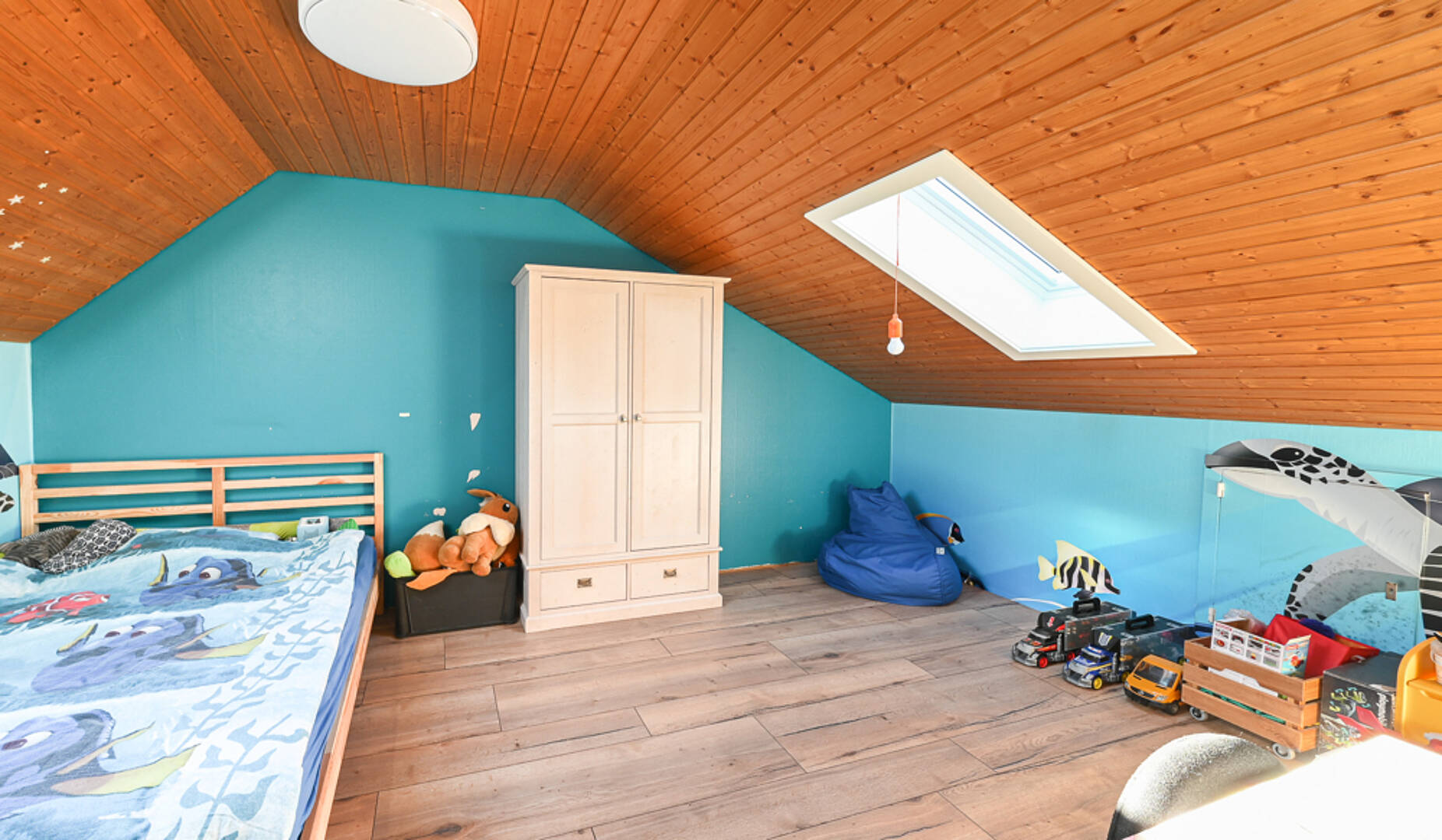 Dachgeschoss-Kinderzimmer mit Holzdecke