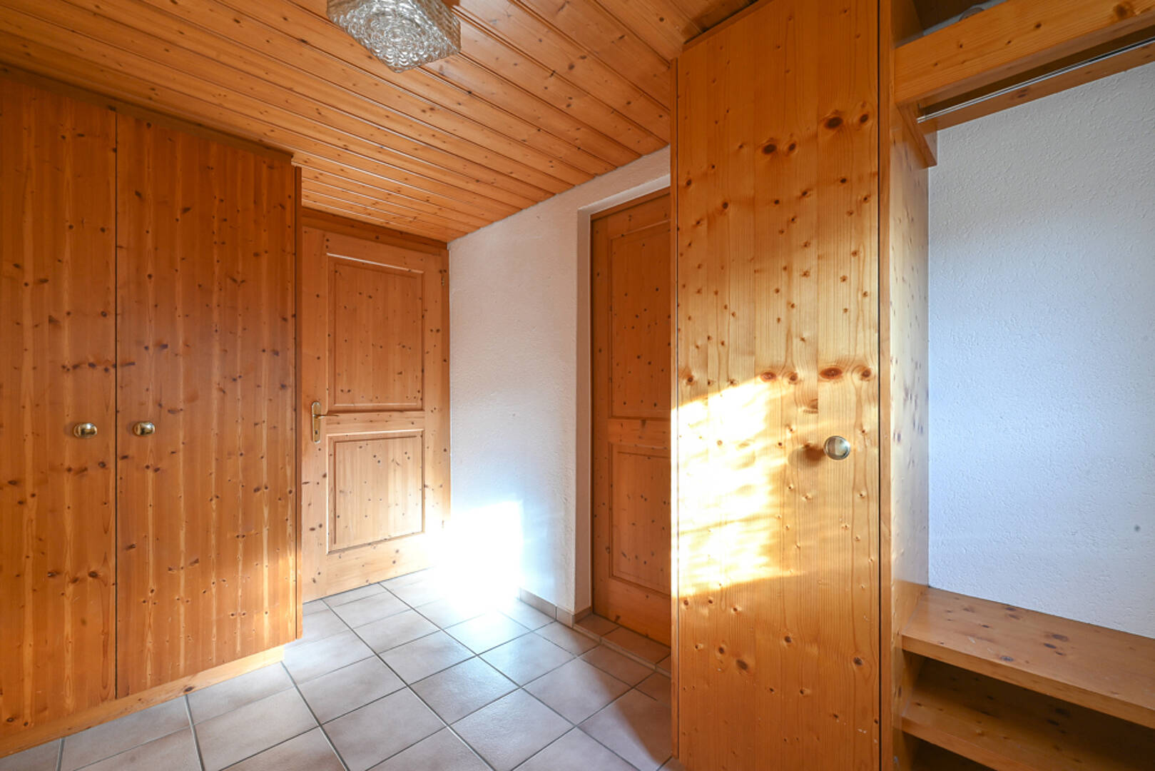 Heller Holz-Eingangsbereich mit Garderobenschränken