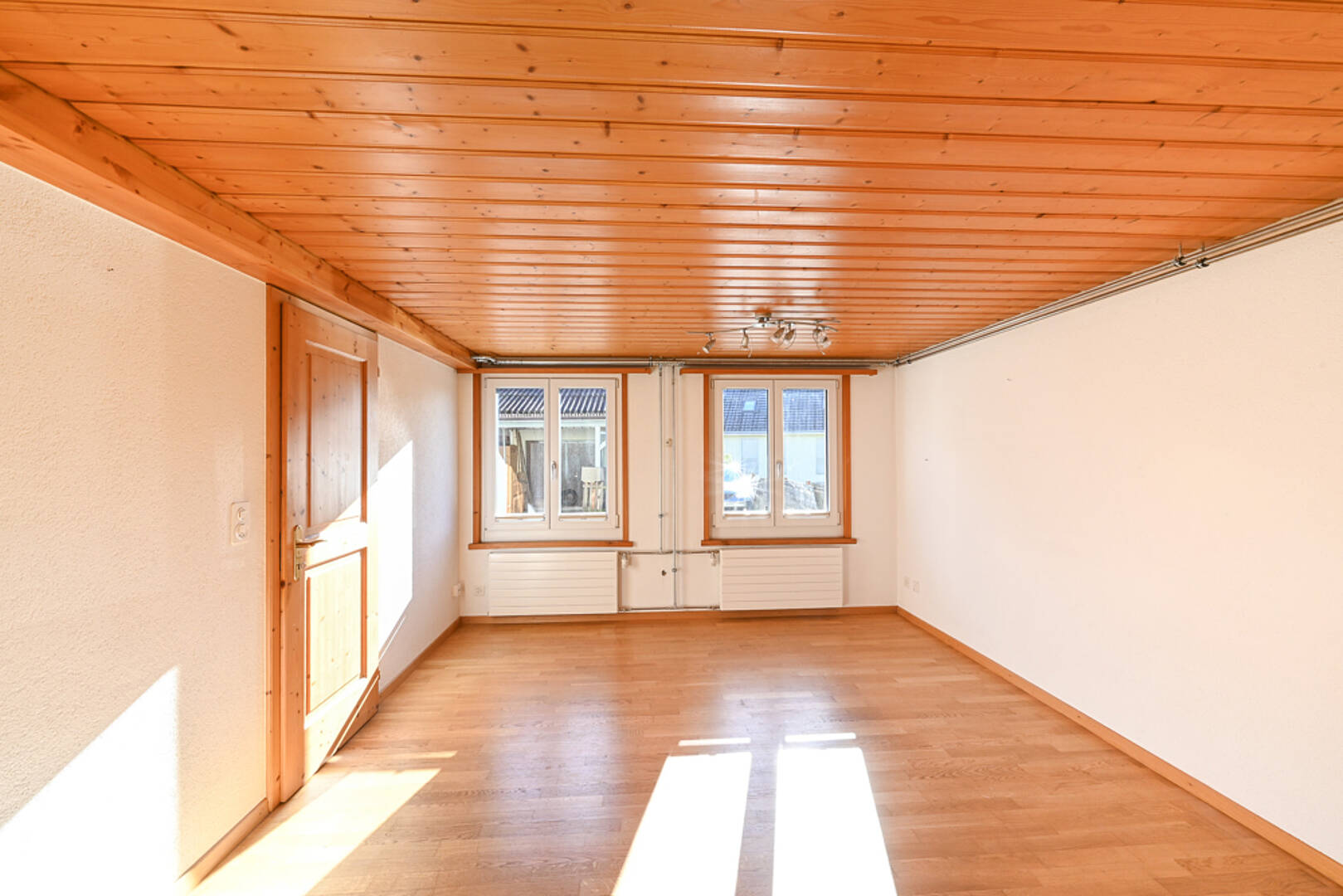 Heller leerer Raum mit Holzdecke