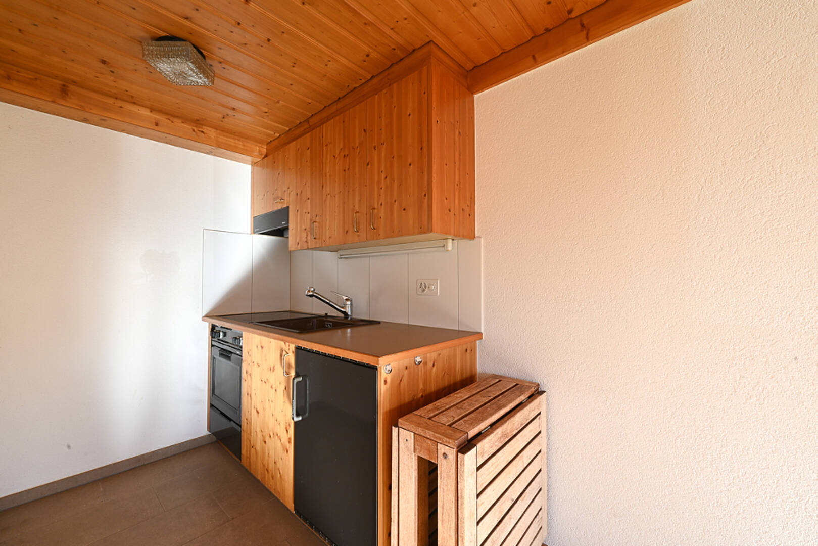 Kleine Küchenzeile mit Holzdecke