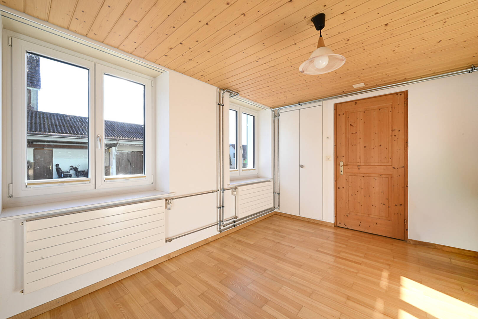 Heller leerer Raum mit Holzdecke
