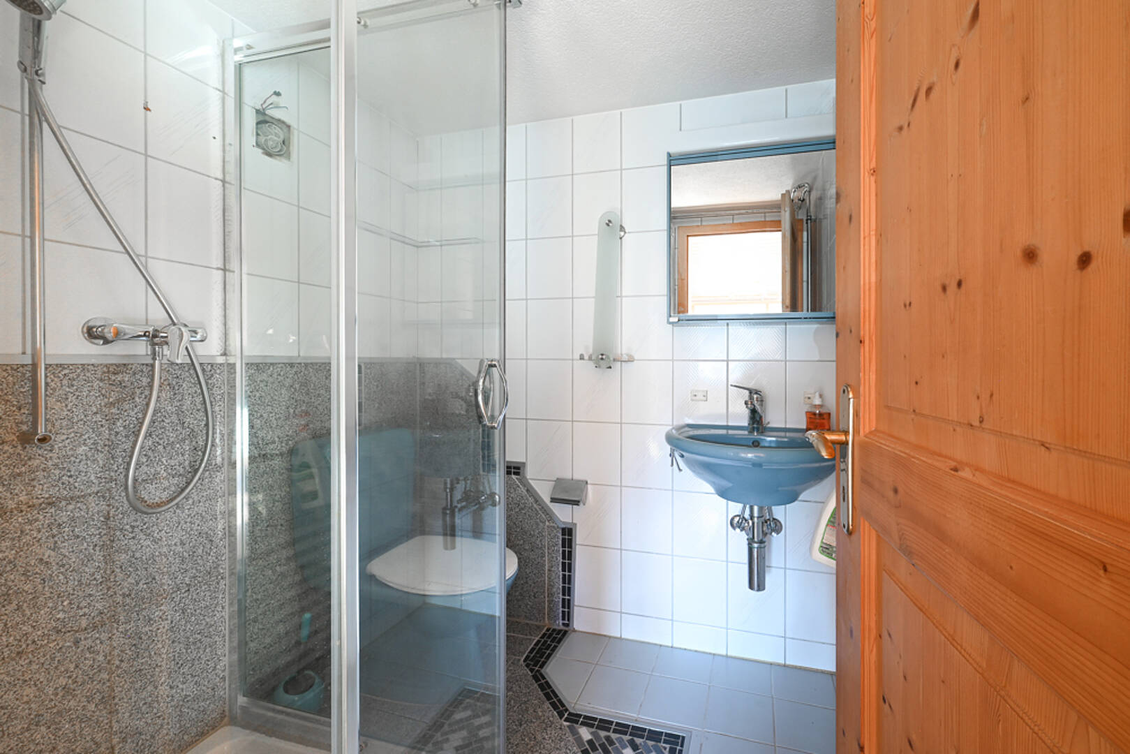 Badezimmer mit Dusche und Waschbecken