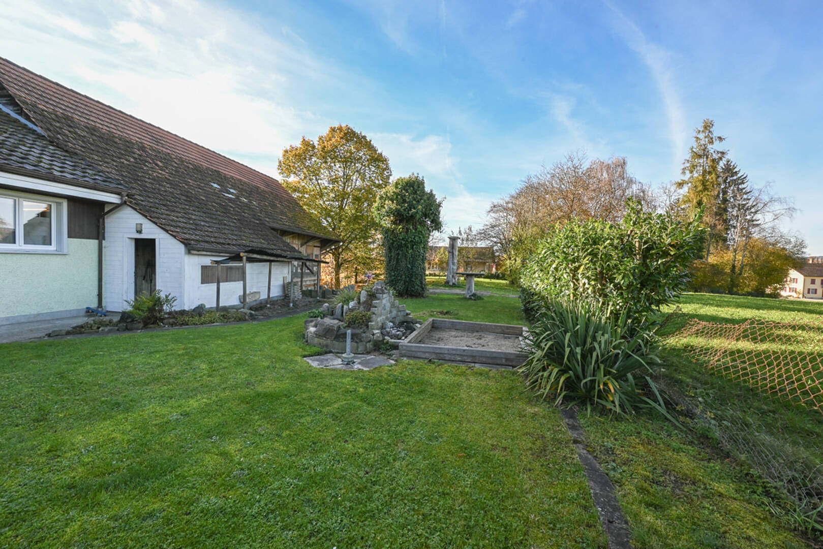 Großer Garten mit altem Wohnhaus