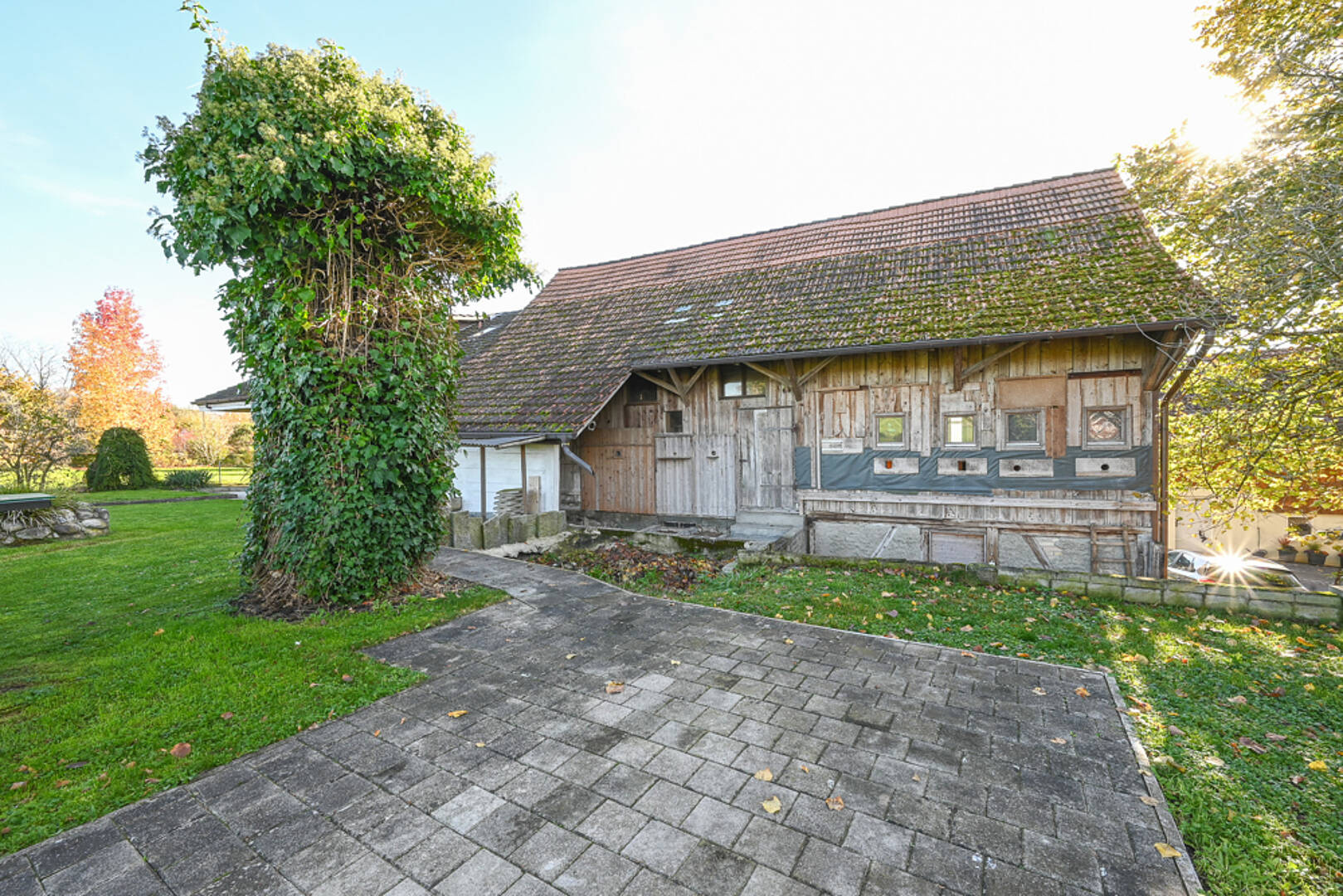 Ländliches Nebengebäude mit Garten