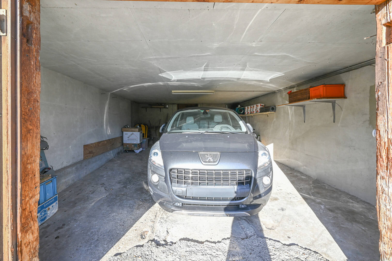 Garage mit geparktem Auto
