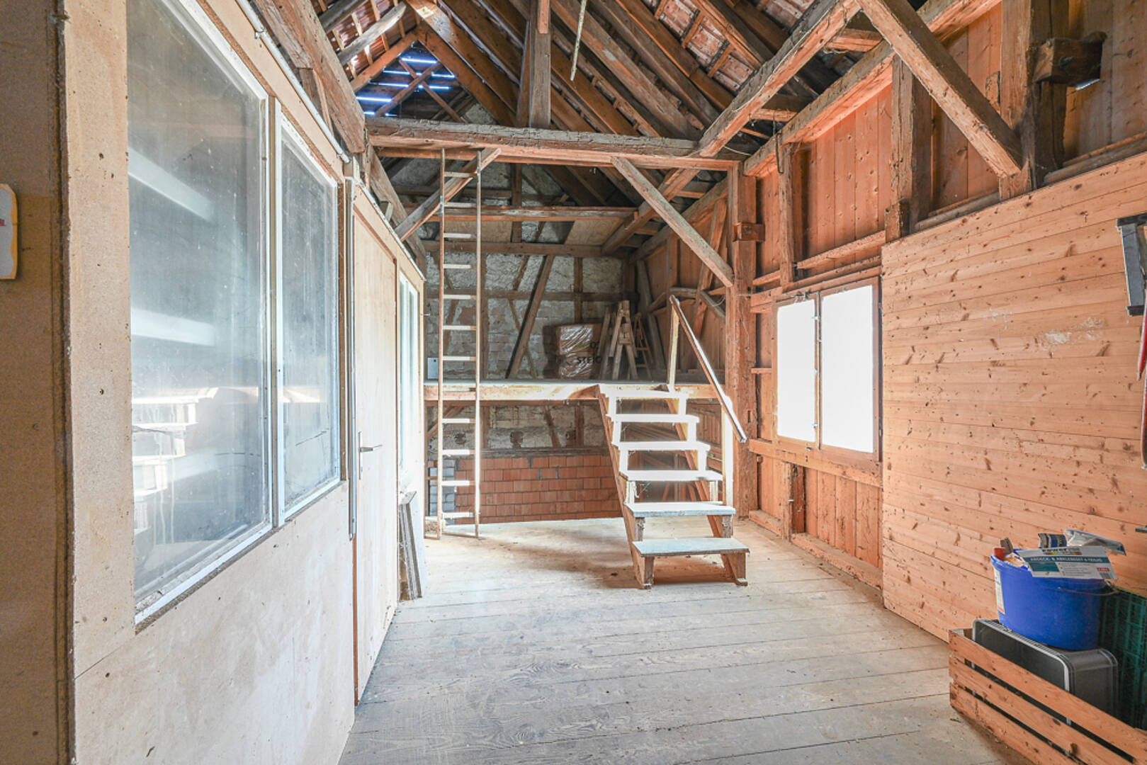 Ausgebauter Dachboden mit sichtbarer Holzkonstruktion