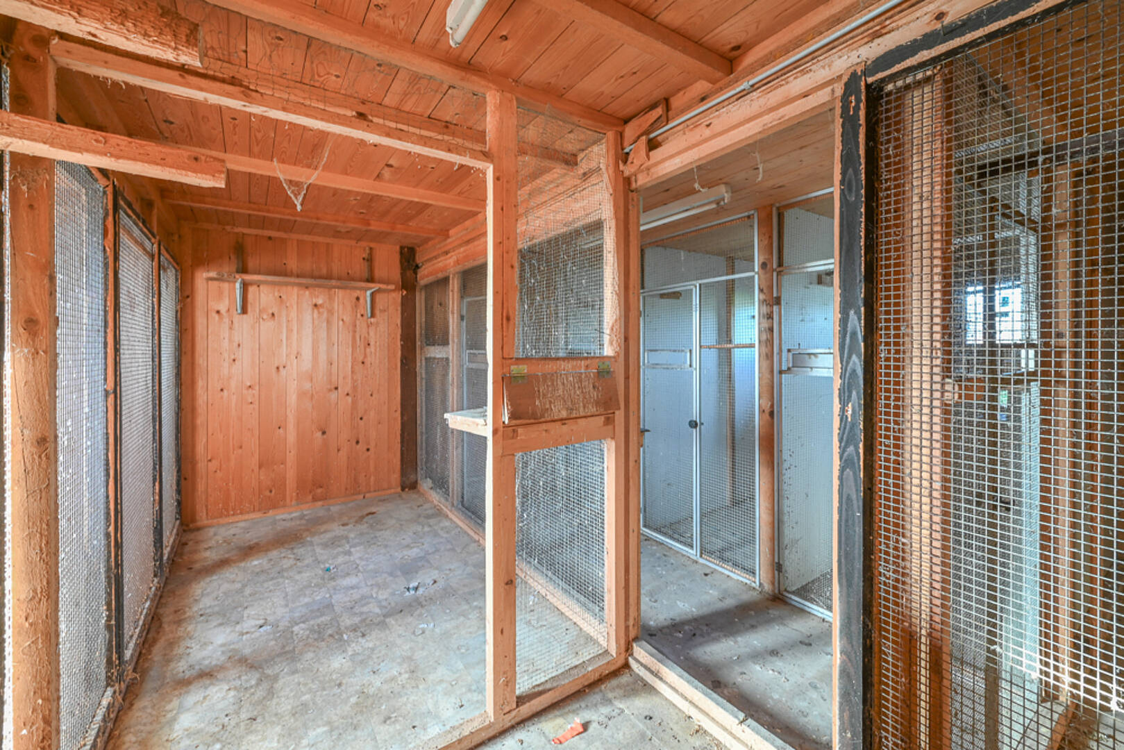Holzverkleideter Innenraum mit Drahtgeflecht