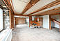 Leerer Wohnraum mit Holzdecke