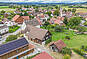 Luftaufnahme eines Wohngebiets mit Kirche und Häusern