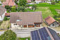 Wohnhaus mit Solarzellen und Garten