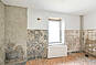 Heller Wohnraum mit Kamin und Fenster