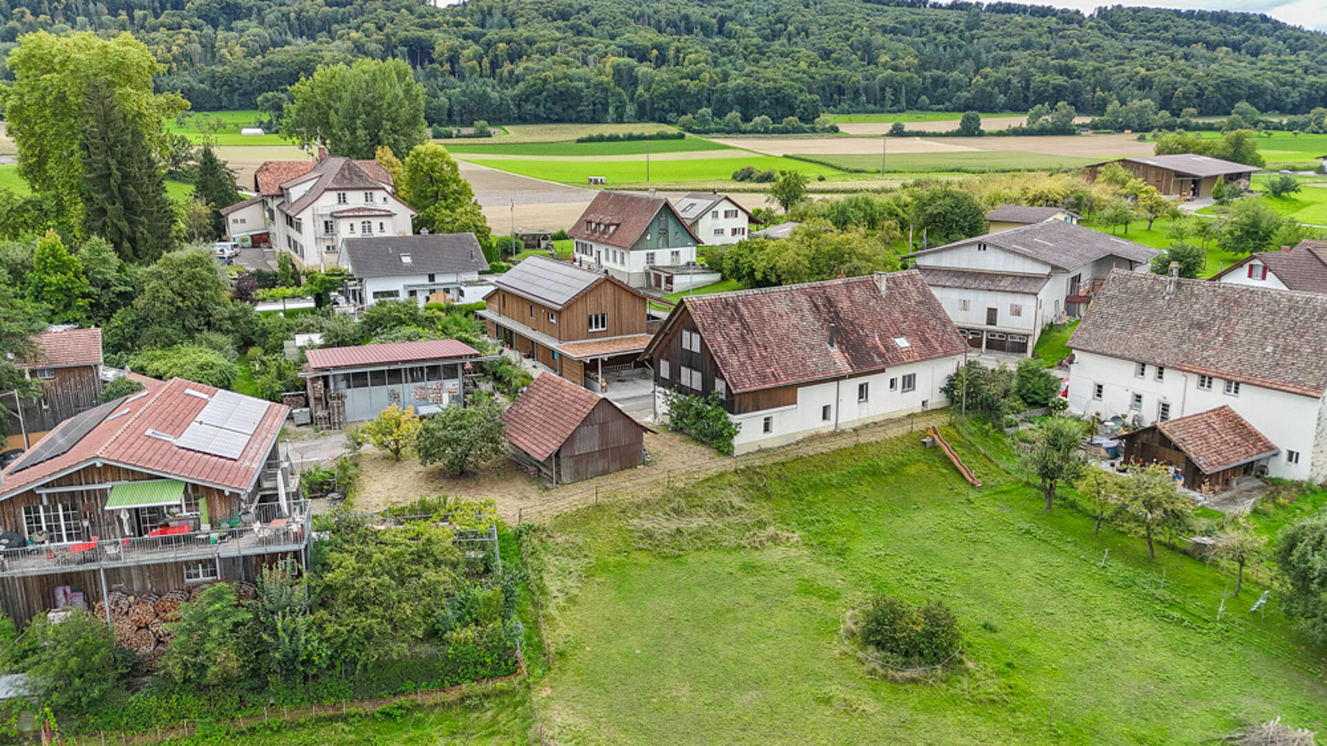 Luftaufnahme eines ländlichen Dorfes