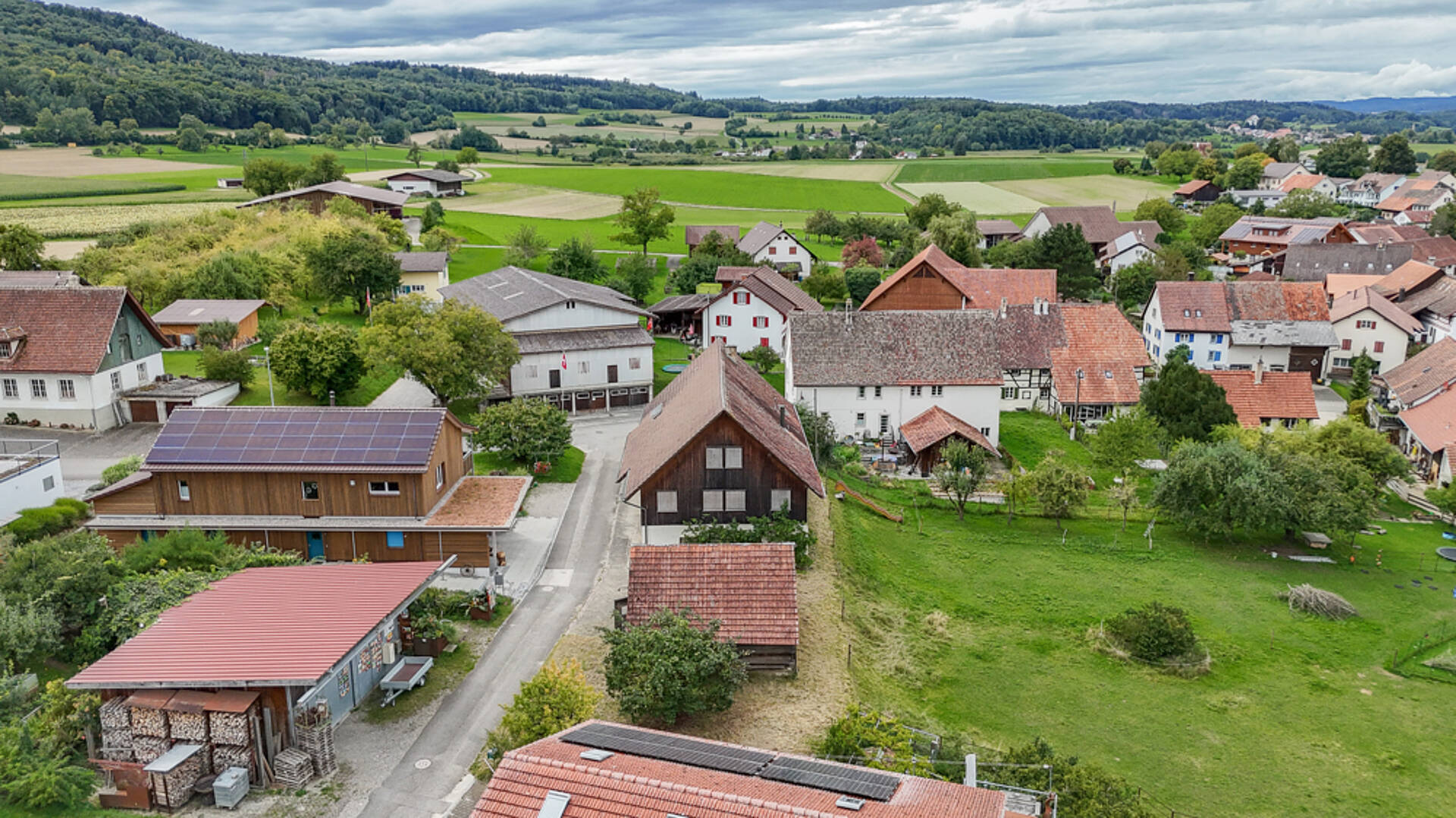 Luftaufnahme eines ländlichen Dorfes