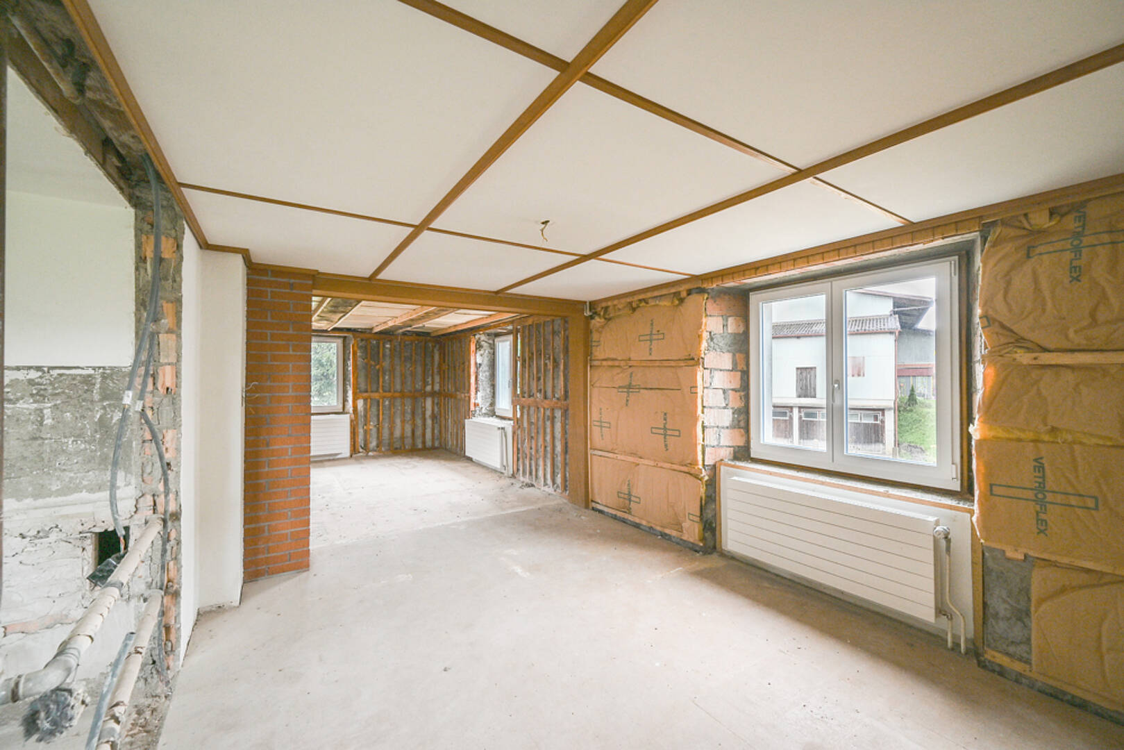 Renovierungsraum mit freigelegten Bauteilen