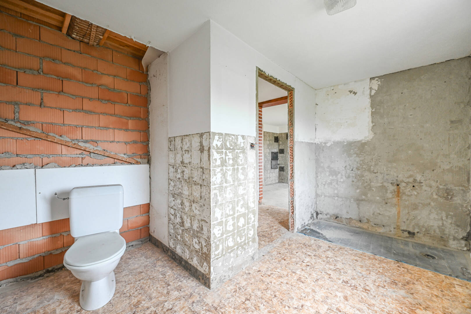 Unrenoviertes Badezimmer im Rohbau