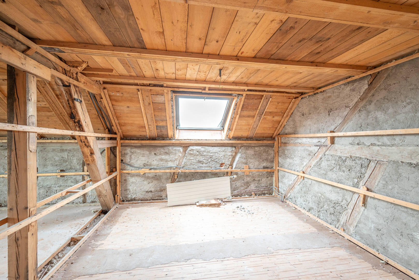 Unausgebauter Dachraum mit Dachfenster