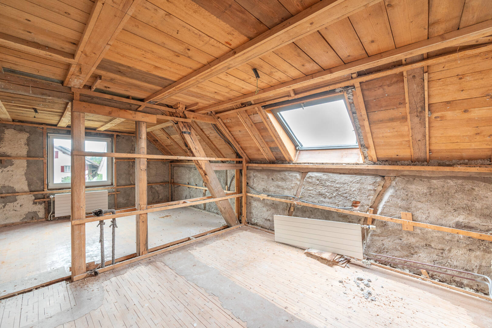 Dachboden im Rohbau mit sichtbarer Holzstruktur