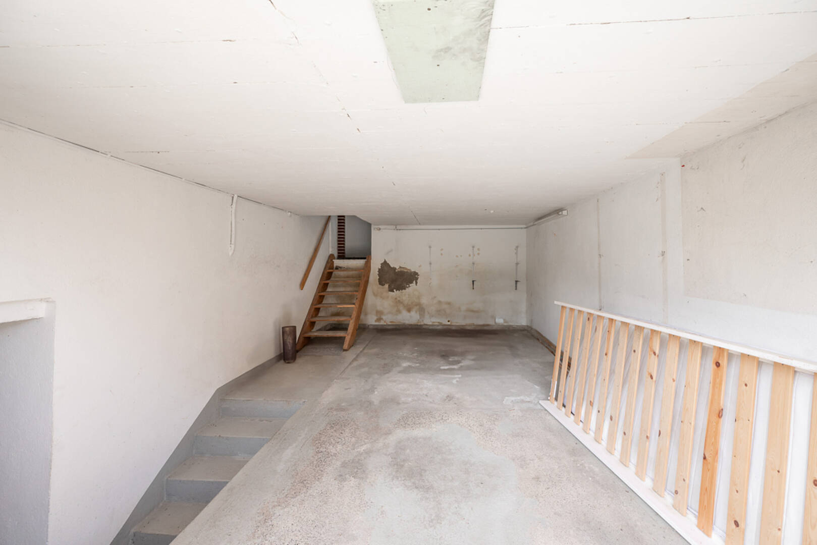 Kleiner Keller- bzw. Garagenraum mit Treppe