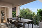 Überdachte Terrasse mit Sitzgruppe