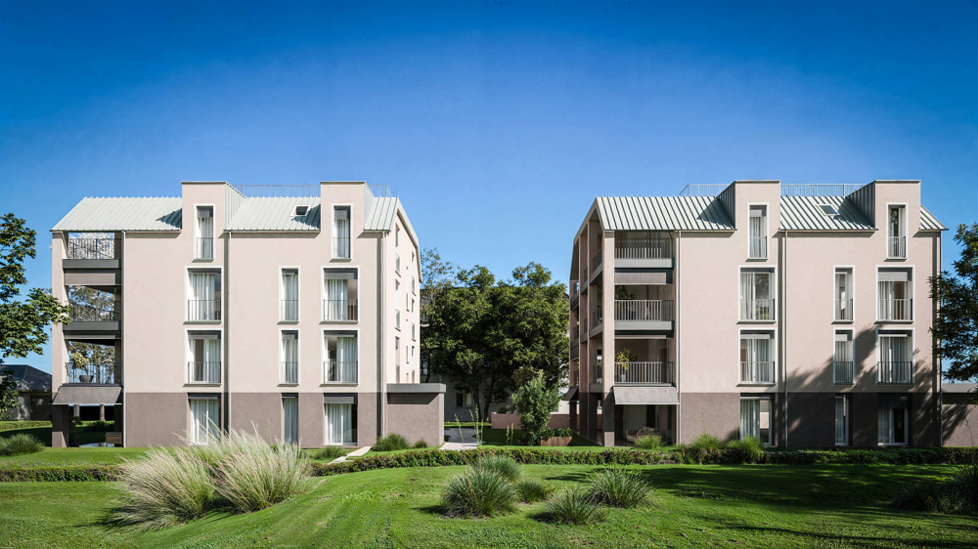 Moderner Apartmentkomplex mit begrüntem Vorgarten