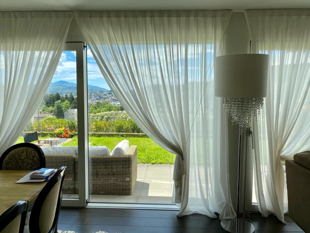 Wohnbereich mit Terrassentür und Gartenblick