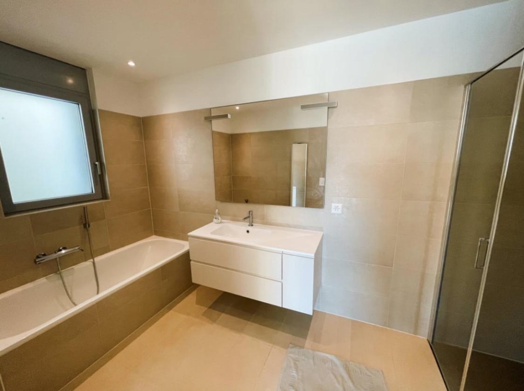 Modernes Badezimmer mit Badewanne und Waschtisch