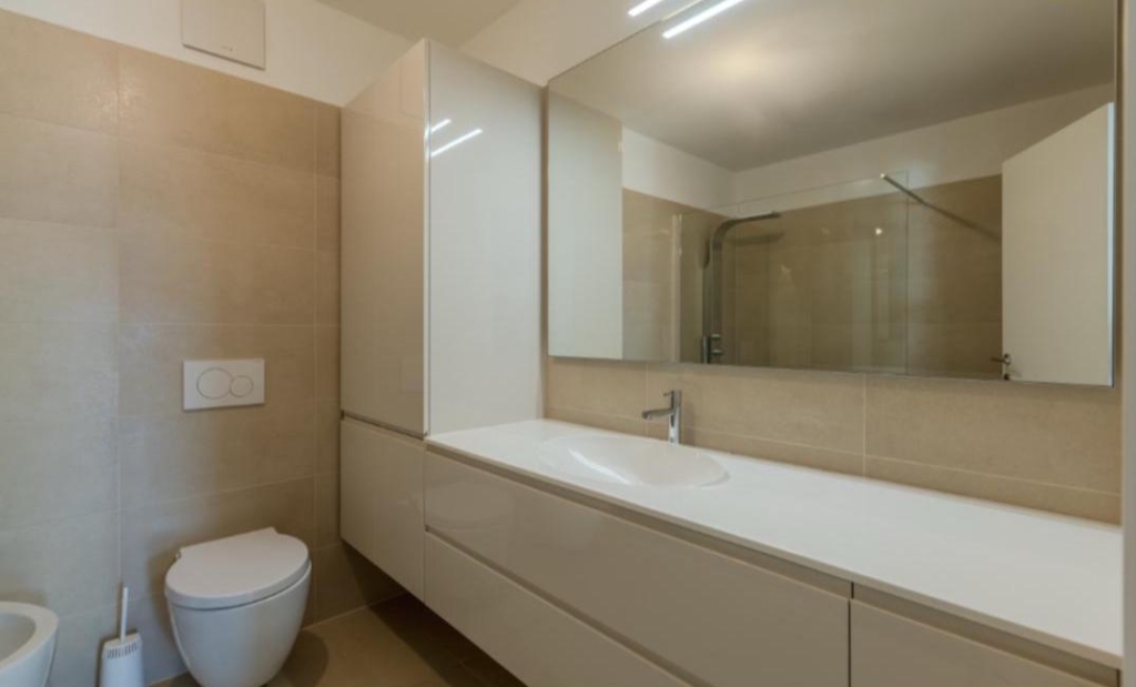 Modernes Badezimmer mit großem Waschtisch und Walk-in-Dusche