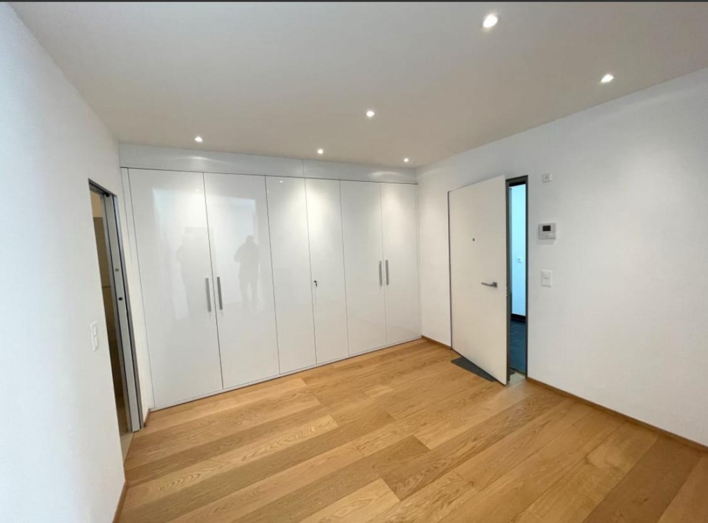 Heller Raum mit Einbauschrank
