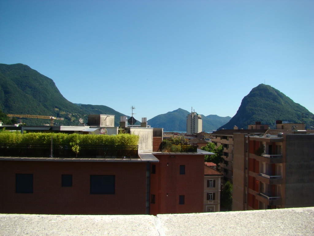 Berg- und Stadtblick von einer Dachterrasse