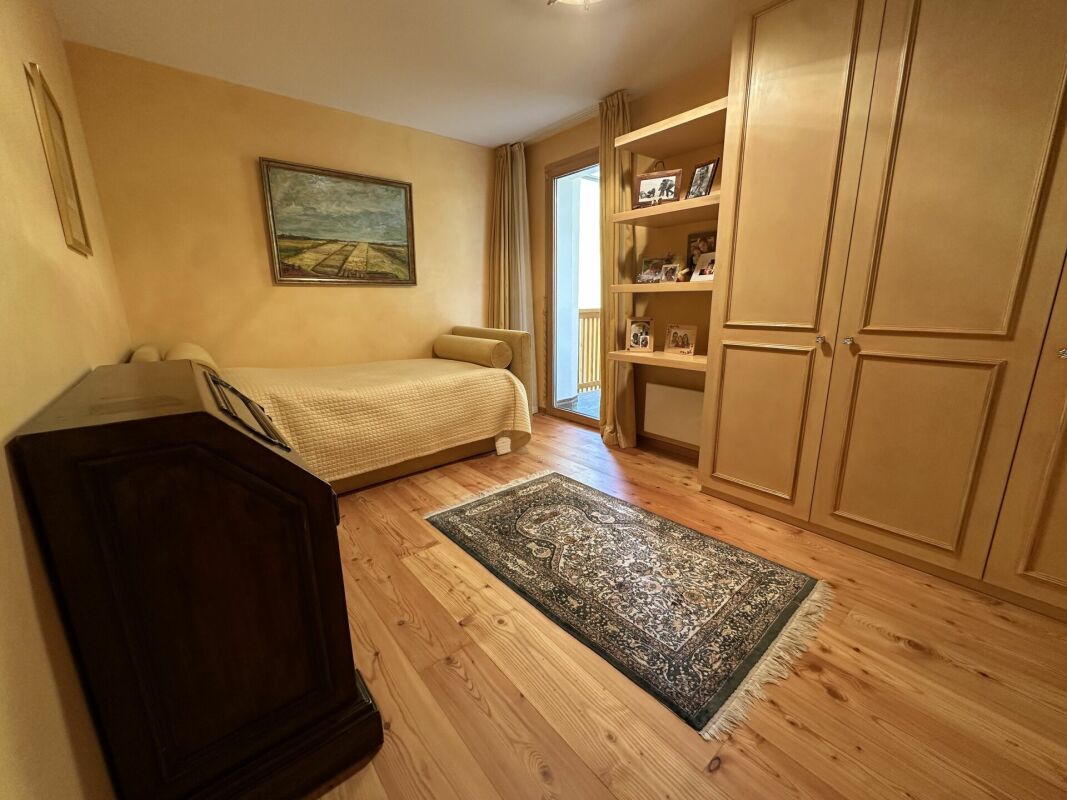Gemütliches Schlafzimmer mit Holzvertäfelung und Einzelbett