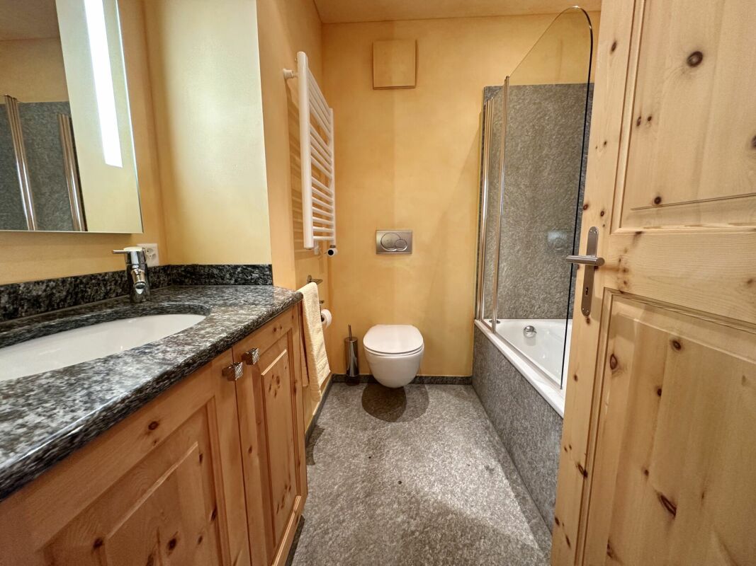 Rustikales Bad mit Badewanne und Holzdetails
