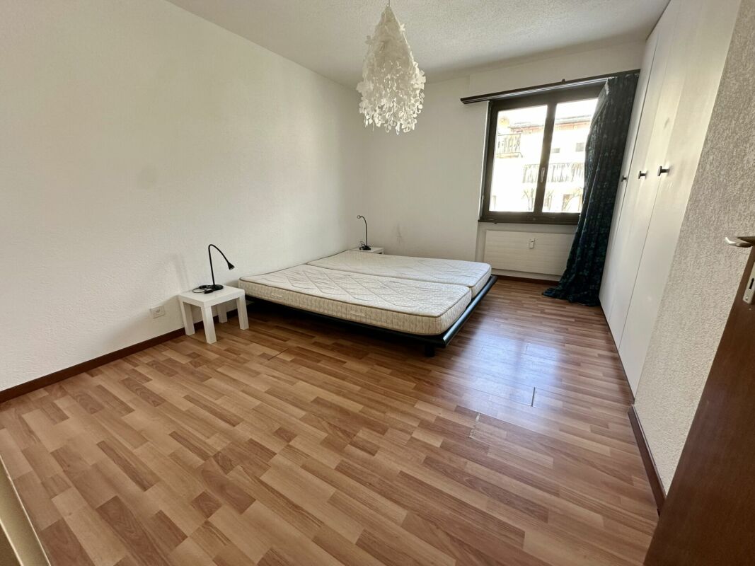 Schlichtes Schlafzimmer mit Doppelbett