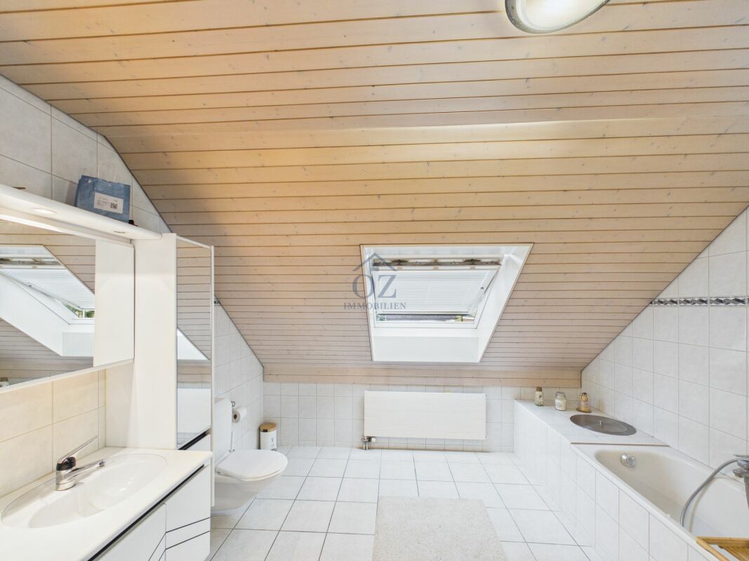 Helles Badezimmer mit Dachschräge