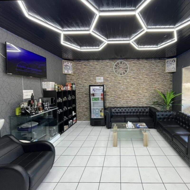 Loungebereich mit LED-Deckenbeleuchtung